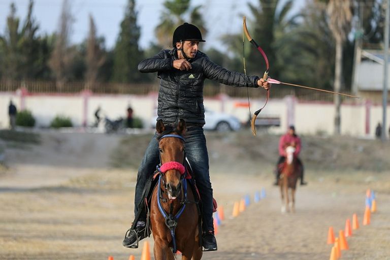 أول فريق للرماية على ظهر الخيل في غزة