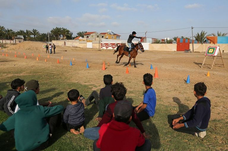 أول فريق للرماية على ظهر الخيل في غزة