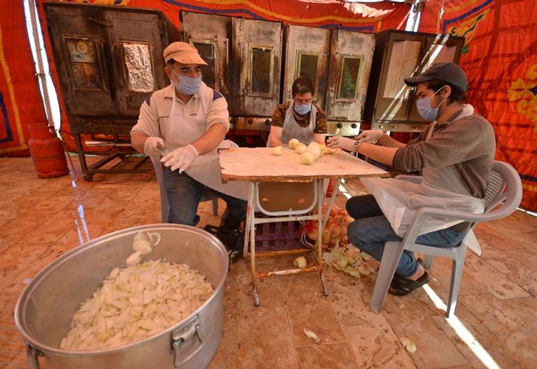 متطوعون يجهزون الإفطار للأُسر الفقيرة في الأردن متطوعون يجهزون الإفطار للأُسر الفقيرة في الأردن