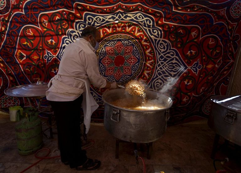 متطوعون يجهزون الإفطار للأُسر الفقيرة في الأردن متطوعون يجهزون الإفطار للأُسر الفقيرة في الأردن