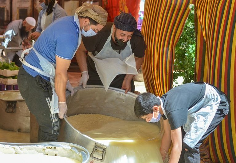 متطوعون يجهزون الإفطار للأُسر الفقيرة في الأردن متطوعون يجهزون الإفطار للأُسر الفقيرة في الأردن