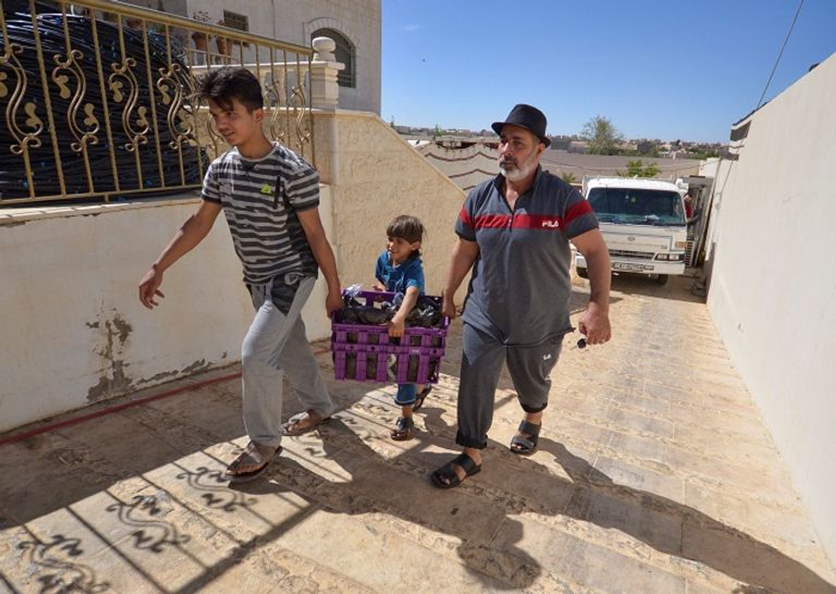 متطوعون يجهزون الإفطار للأُسر الفقيرة في الأردن متطوعون يجهزون الإفطار للأُسر الفقيرة في الأردن