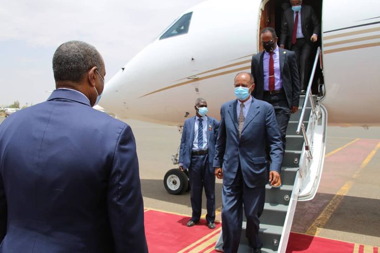 استقبال الرئيس الإريتري أسياس أفورقي في مطار الخرطوم