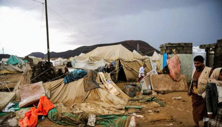 مخيمات تحت طائلة الأمطار وقذائف الحوثي