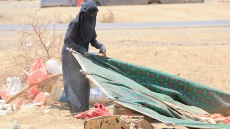 مخيمات تحت طائلة الأمطار وقذائف الحوثي