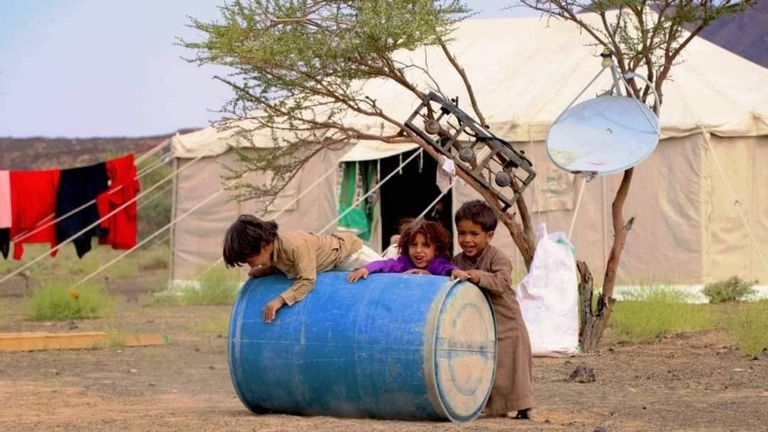 مخيمات تحت طائلة الأمطار وقذائف الحوثي