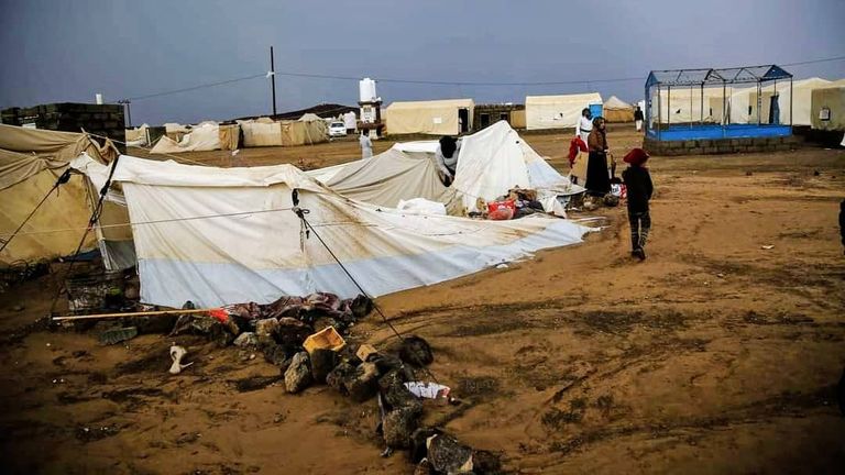 مخيمات تحت طائلة الأمطار وقذائف الحوثي