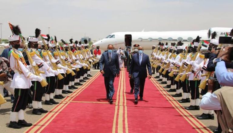 استقبال الرئيس الإريتري أسياس أفورقي في مطار الخرطوم