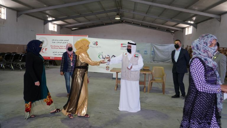 جانب من توزيع المساعدات المالية الإماراتية على النازحين العراقيين