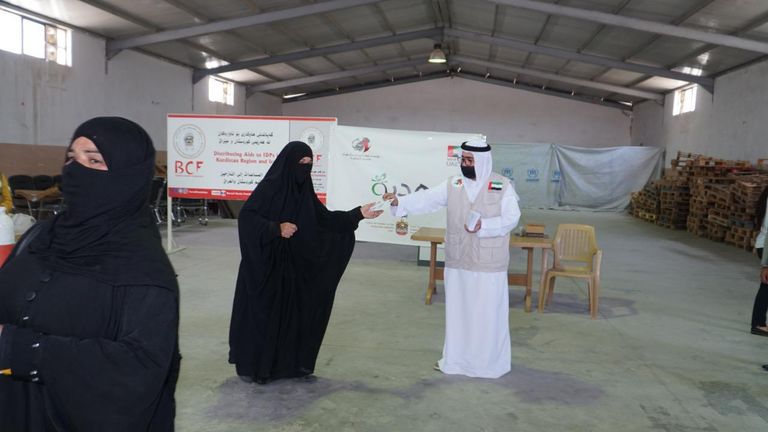 جانب من توزيع المساعدات المالية الإماراتية على النازحين العراقيين