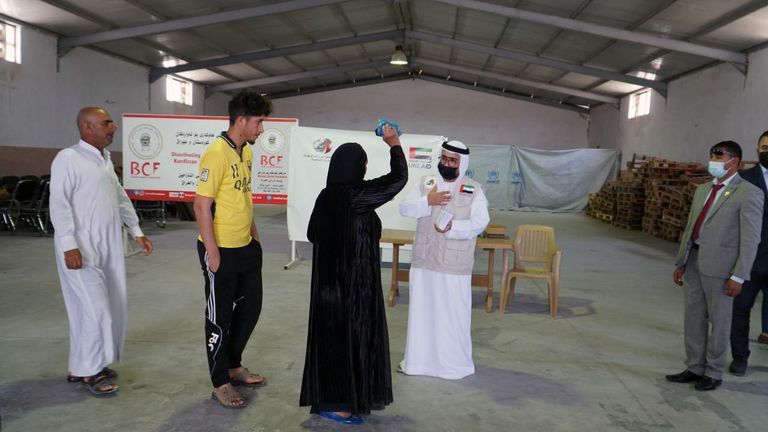جانب من توزيع المساعدات المالية الإماراتية على النازحين العراقيين