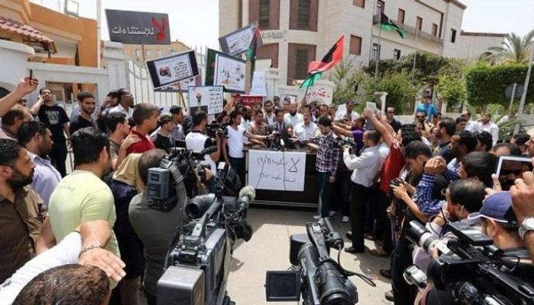 صحفيون ليبيون يتظاهرون ضد الانتهاكات في طرابلس - أرشيفية