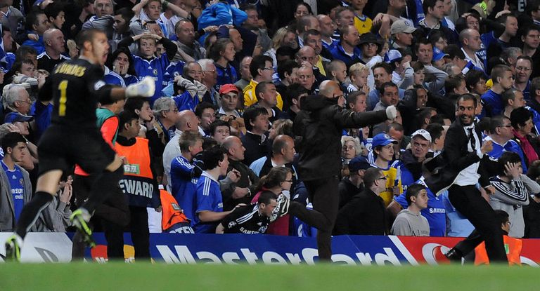 فرحة جوارديولا بالتأهل ضد تشيلسي في 2009 بيب جوارديولا مدرب مان سيتي