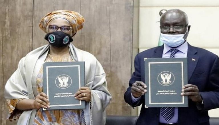 جانب من توقيع الاتفاقية بين السودان والبنك الأفريقي للتنمية