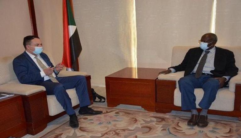جانب من لقاء وزير الطاقة السوداني ومدير شركة سيمنس بالسودان