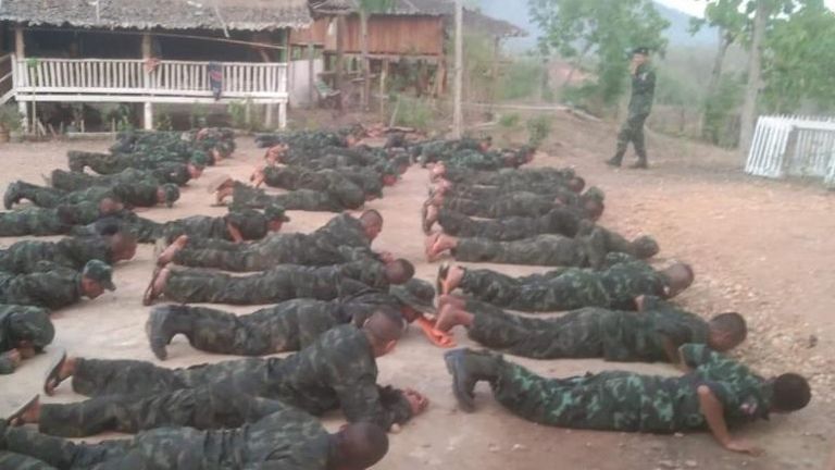 محتجون مناهضون للانقلاب أثناء التدريب - (سي إن إن)