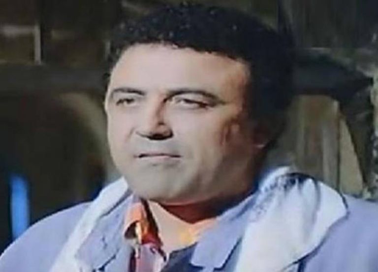 الفنان عماد محرم مع الفنانة الراحلة نعيمة الصغير في مشهد من فيلم