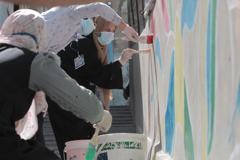 متطوعون يلونون الدرج التاريخي بغزة