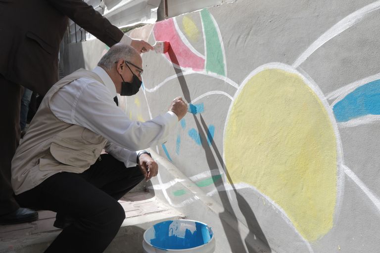 متطوعون يلونون الدرج التاريخي بغزة