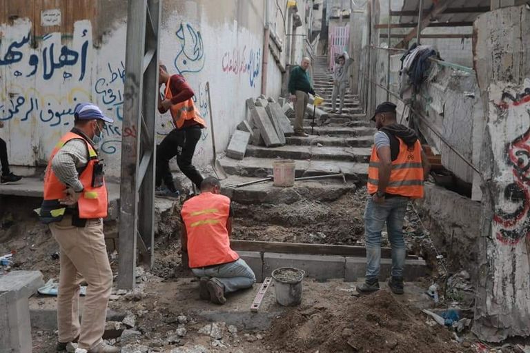 متطوعون يلونون الدرج التاريخي بغزة