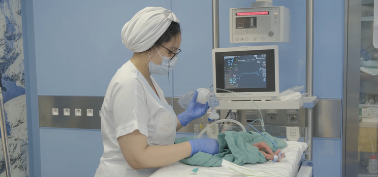 عملية الولادة تمت تحت إشراف 10 أطباء وعشرات الممرضين