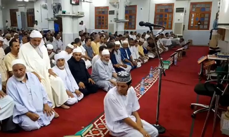 صلاة التراويح بأحد مساجد مدينة ورقلة الجزائرية - أرشيفية