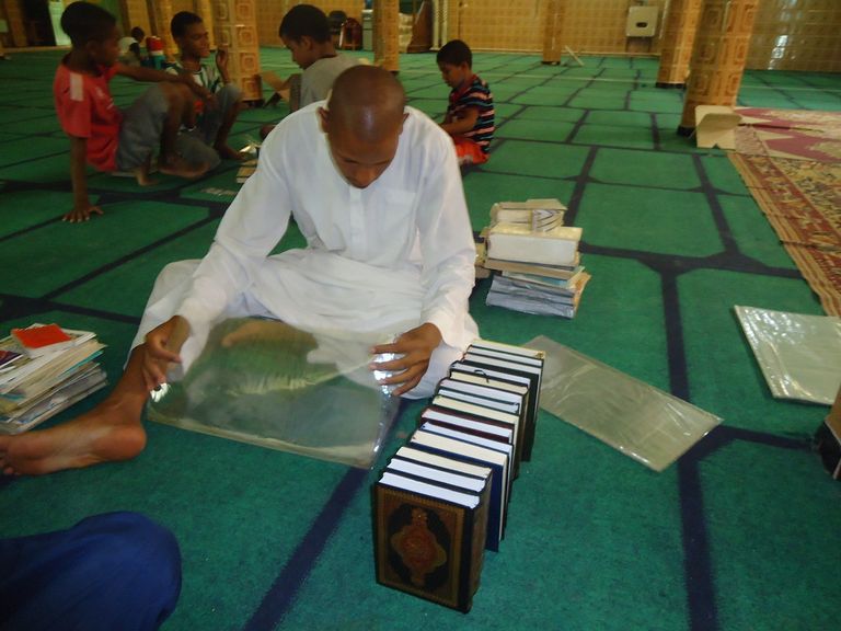 مواطنون من ورقلة في أحد مساجد المدينة برمضان