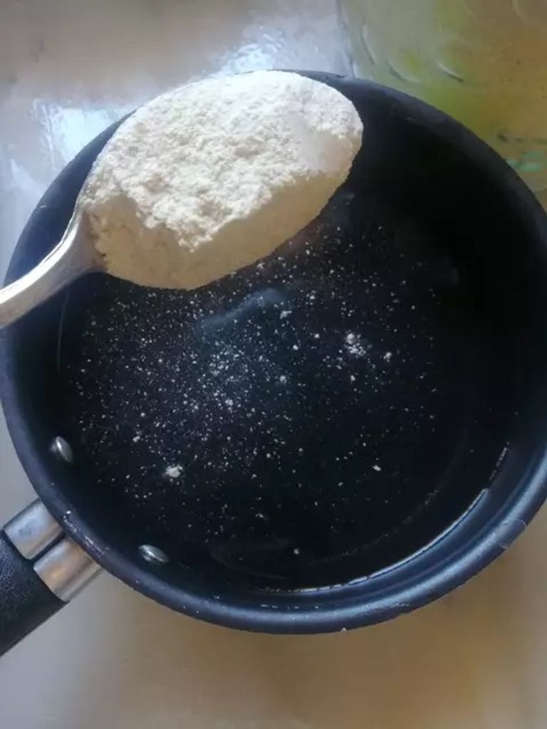 ملعقة من طحين القمح حساء زمبو الجزائري لرمضان