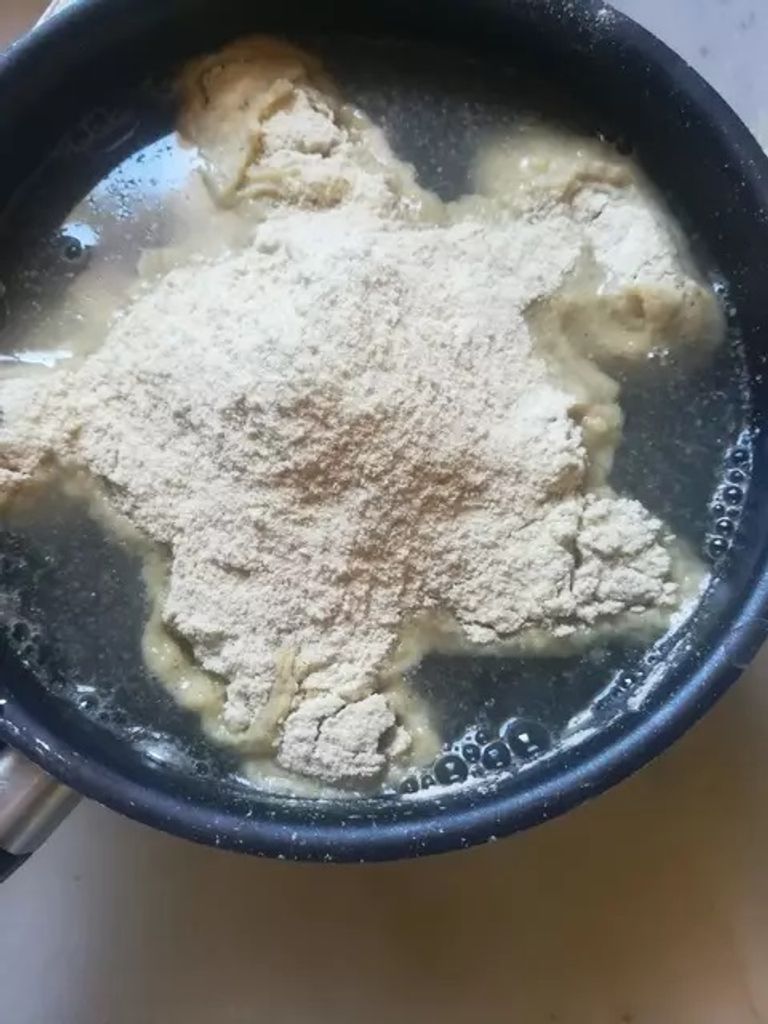 طحين القمح في القدر لتحضير حساء زمبو حساء زمبو الجزائري لرمضان