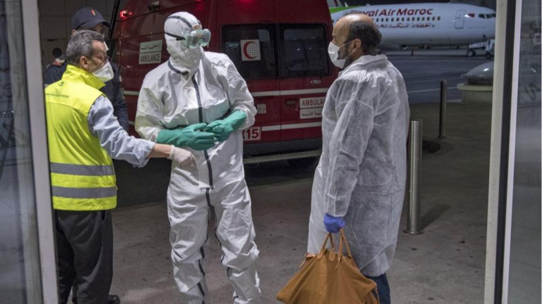 الأطقم الطبية بمطار محمد الخامس