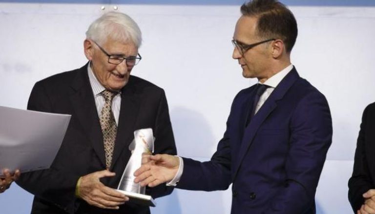 هابرماس في أثناء تسلمه أهم جائزة أوروبية في الصحافة والإعلام