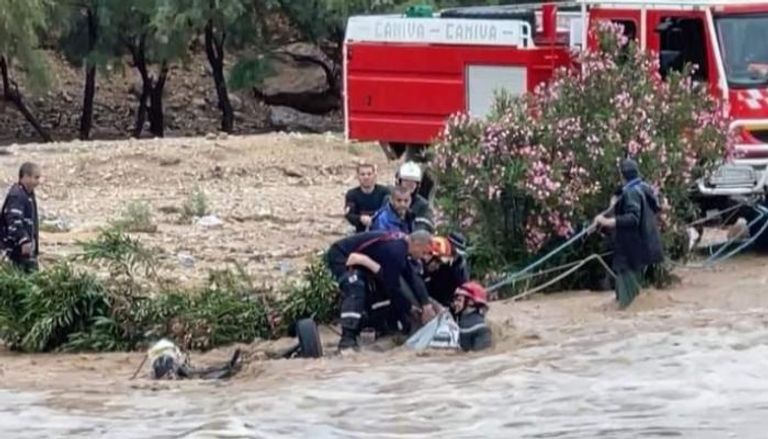 انتشال جثة بفيضانات ولاية المسيلة الجزائرية
