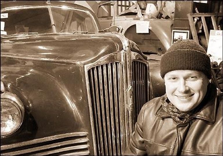 Dmitry Lomakov المذيع Jay Leno يسار الصورة