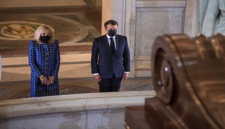 الرئيس الفرنسي أمام قبر الإمبراطور الفرنسي نابليون 