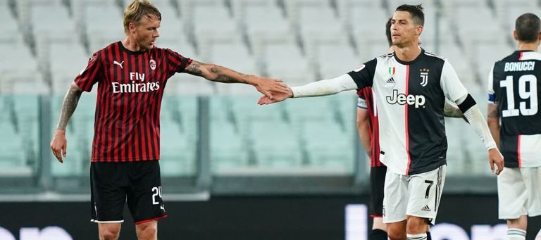 كريستيانو رونالدو نجم يوفنتوس مع كاير مدافع ميلان كريستيانو رونالدو وسيمون كاير