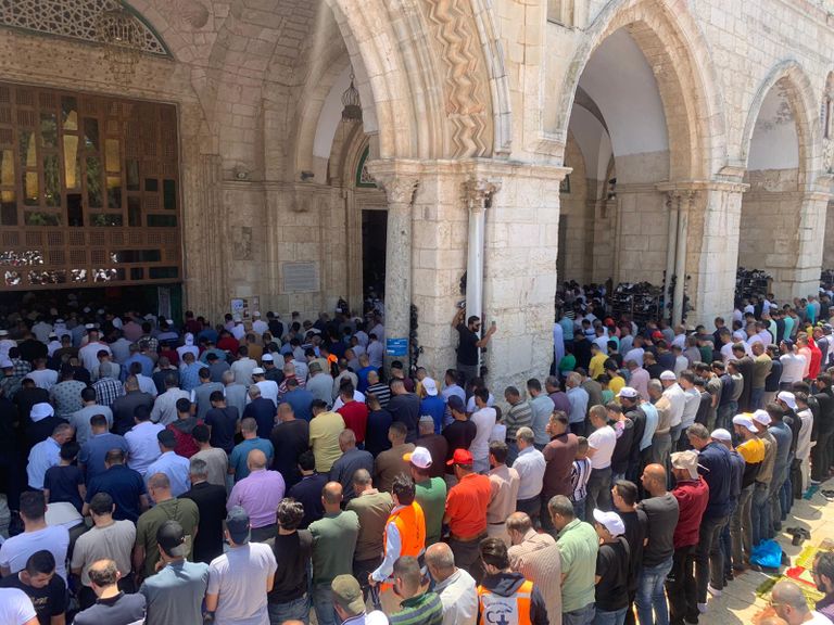 الآلاف يؤدون صلاة الجمعة الأخيرة من رمضان بالمسجد الأقصى 