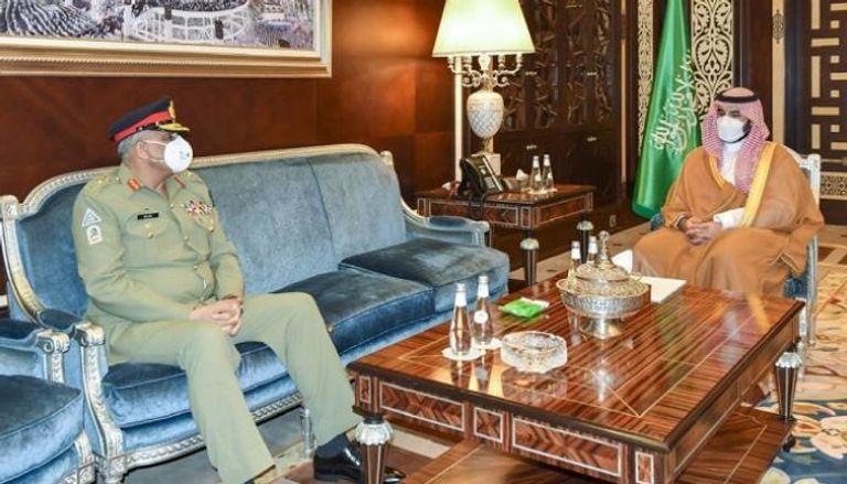 نائب وزير الدفاع السعودي خلال استقبال قائد الجيش الباكستاني