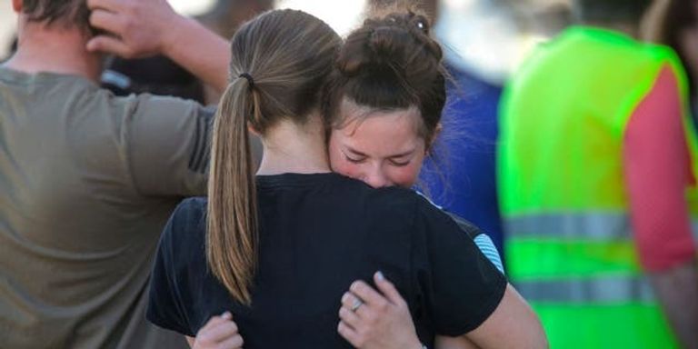 طلاب المدرسة عقب الحادث موقع حادث إطلاق النار