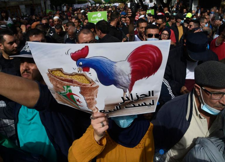 لافتات ضد النفوذ الفرنسي بمظاهرات الجزائر - أرشيفية