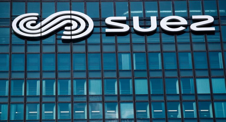 شركة "سويز" الفرنسية علما الجزائر وفرنسا - أرشيفية