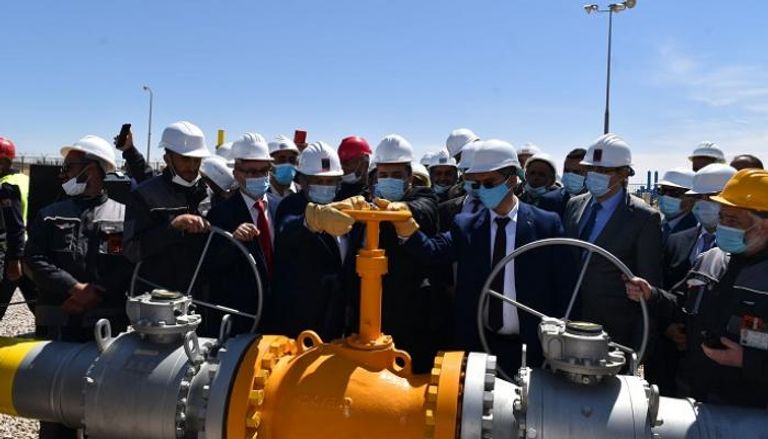 لحظة تدشين مشروع الأنبوب الغازي من قبل وزير الطاقة الجزائري