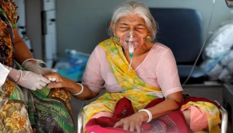 سيدة مسنة مصابة بفيروس كورونا في الهند