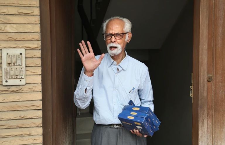 قرويون في الهند تحاوطهم صور هاريس - أسوشيتد برس