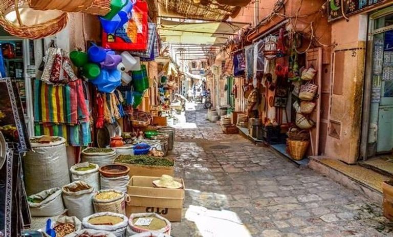 سوق شعبي بمدينة غرداية الجزائرية مشروب "أدفي" الجزائري لرمضان