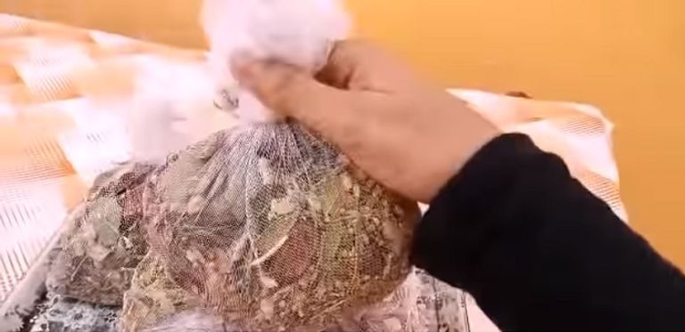 وضع الأعشاب في كيس أبيض مشروب "أدفي" الجزائري لرمضان