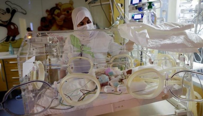 ممرضة تتابع الحالة الصحية للتوائم في المغرب