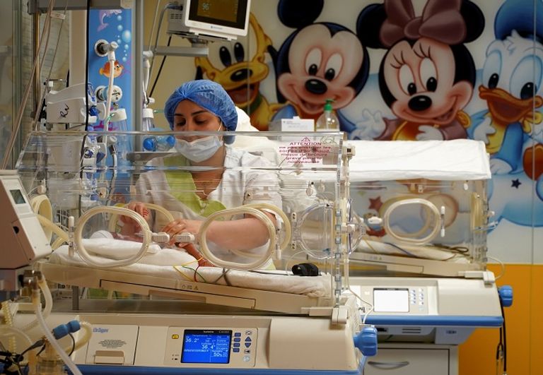 ممرضة تتابع الحالة الصحية للتوائم في المغرب