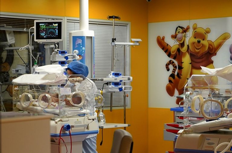 ممرضة تتابع الحالة الصحية للتوائم في المغرب