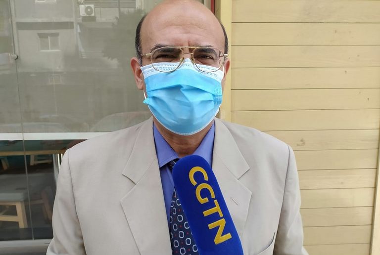 الدكتور مجدي بدران خلال لقاء مع تليفزيون الصين عبوات لقاح سينوفارم المضاد لفيروس كورونا