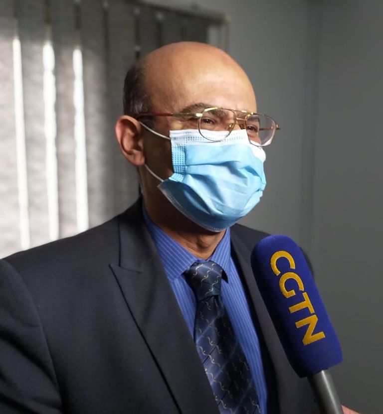 الدكتور مجدي بدران خلال لقاء مع تليفزيون الصين عبوات لقاح سينوفارم المضاد لفيروس كورونا